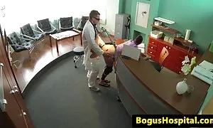 كس من أنيق المرأة الناضجة في الملابس قنوات سكسي بث مباشر الداخلية الفاخرة يحصل handjob على السرير فيديو إباحي 