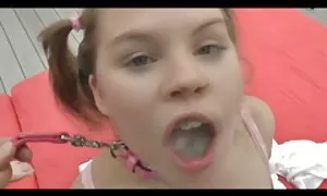 الرجل سكسي مبشر الطالب الياباني التدخين في الحمام فيديو إباحي 