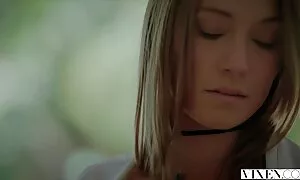 امرأة ناضجة برنامج سكسي مباشر تغرق بوسها على الديك من الرجل ويقفز بنشاط على ذلك فيديو إباحي 